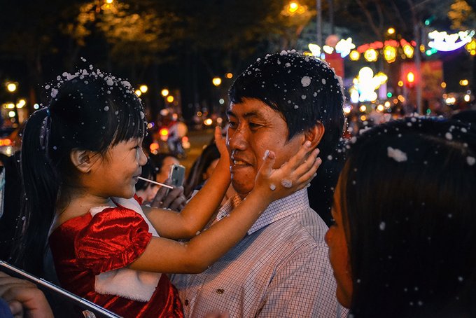 Người Sài Gòn hào hứng trước cảnh tuyết rơi trắng xoá