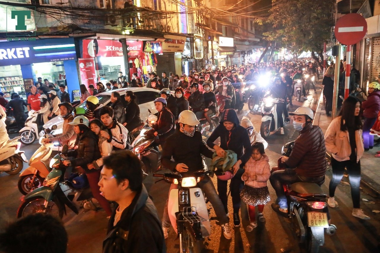 ha-noi-sai-gon-bien-nguoi-do-ra-duong-chao-don-giang-sinh-2017
