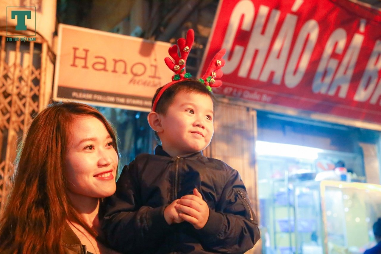 ha-noi-sai-gon-bien-nguoi-do-ra-duong-chao-don-giang-sinh-2017