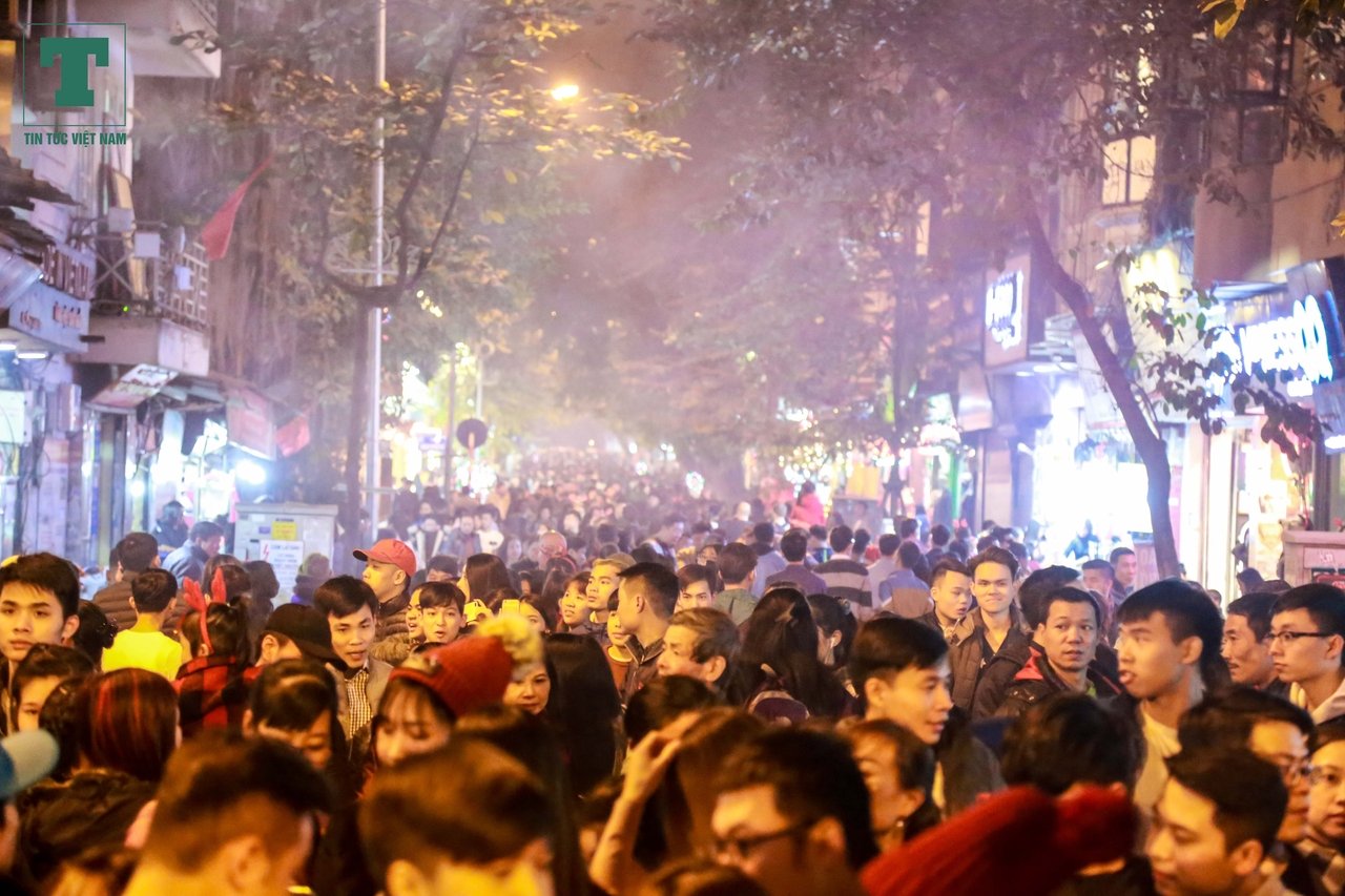 ha-noi-sai-gon-bien-nguoi-do-ra-duong-chao-don-giang-sinh-2017