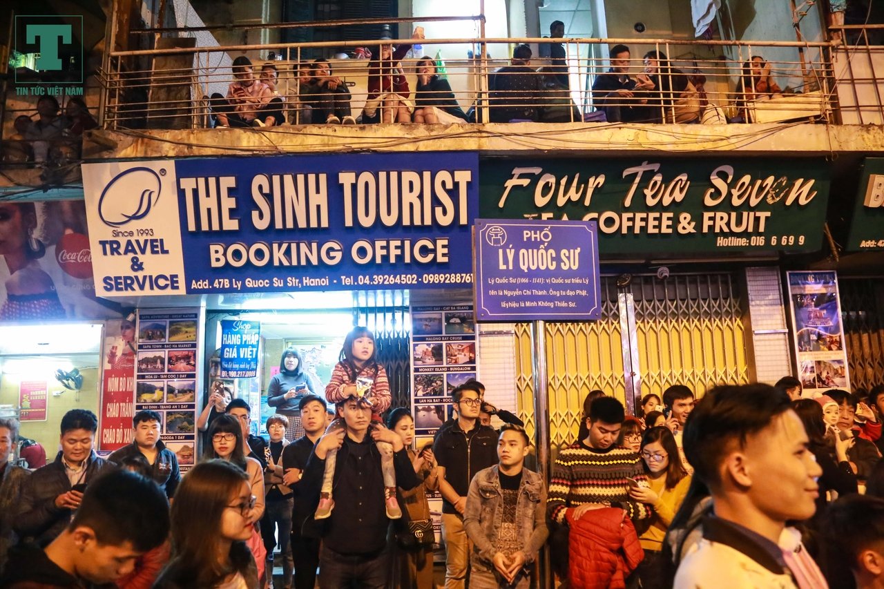 ha-noi-sai-gon-bien-nguoi-do-ra-duong-chao-don-giang-sinh-2017