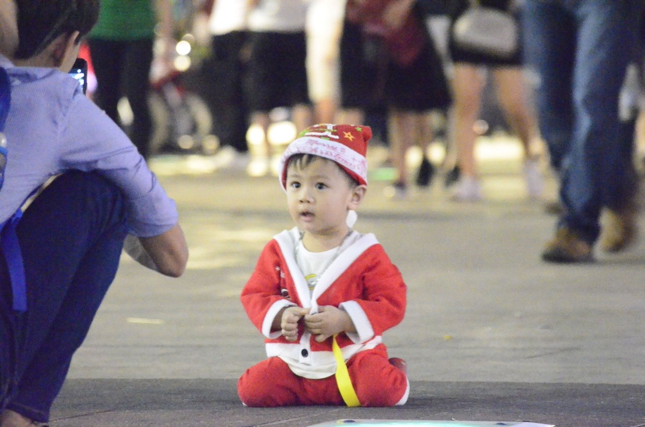 nguoi-sai-gon-cang-minh-vui-noel-giua-bien-nguoi