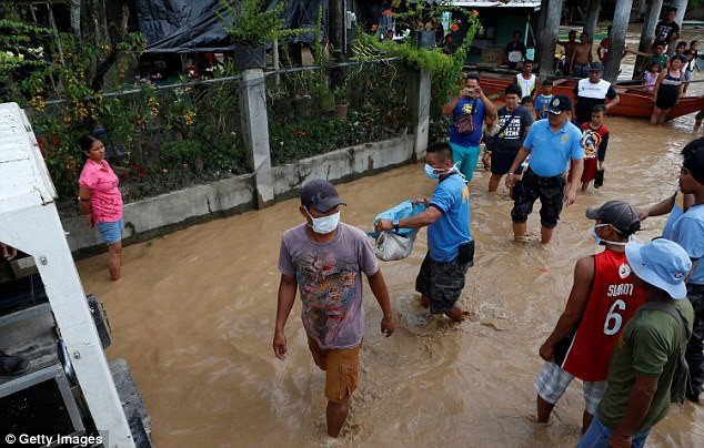 Bão Tembin: Đang buộc lại thuyền trên bờ sông, một người đàn ông bị cá sấu dìm xuống nước và ăn thịt