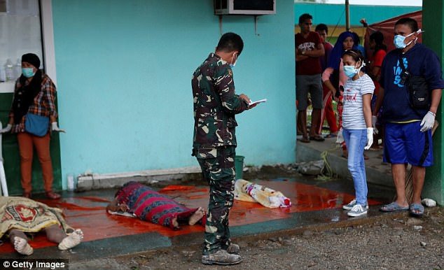 Bão Tembin: Đang buộc lại thuyền trên bờ sông, một người đàn ông bị cá sấu dìm xuống nước và ăn thịt