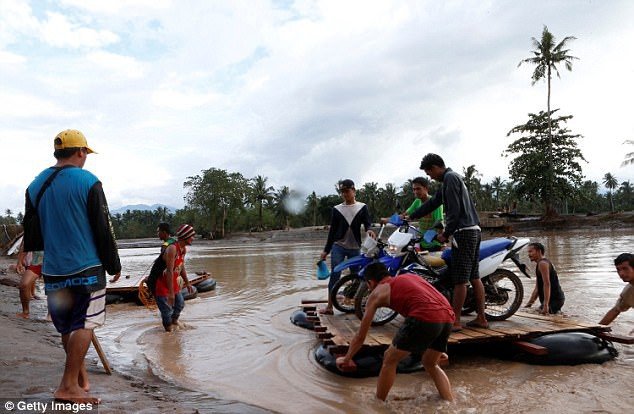 Bão Tembin: Đang buộc lại thuyền trên bờ sông, một người đàn ông bị cá sấu dìm xuống nước và ăn thịt