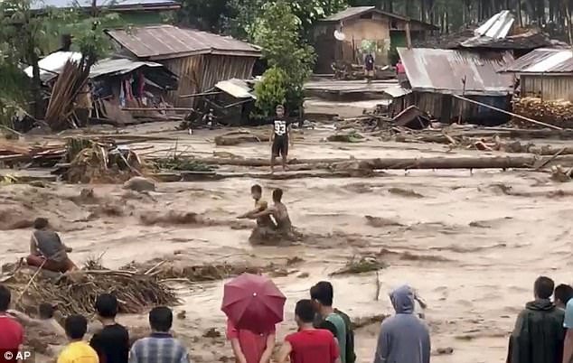 Bão Tembin: Đang buộc lại thuyền trên bờ sông, một người đàn ông bị cá sấu dìm xuống nước và ăn thịt