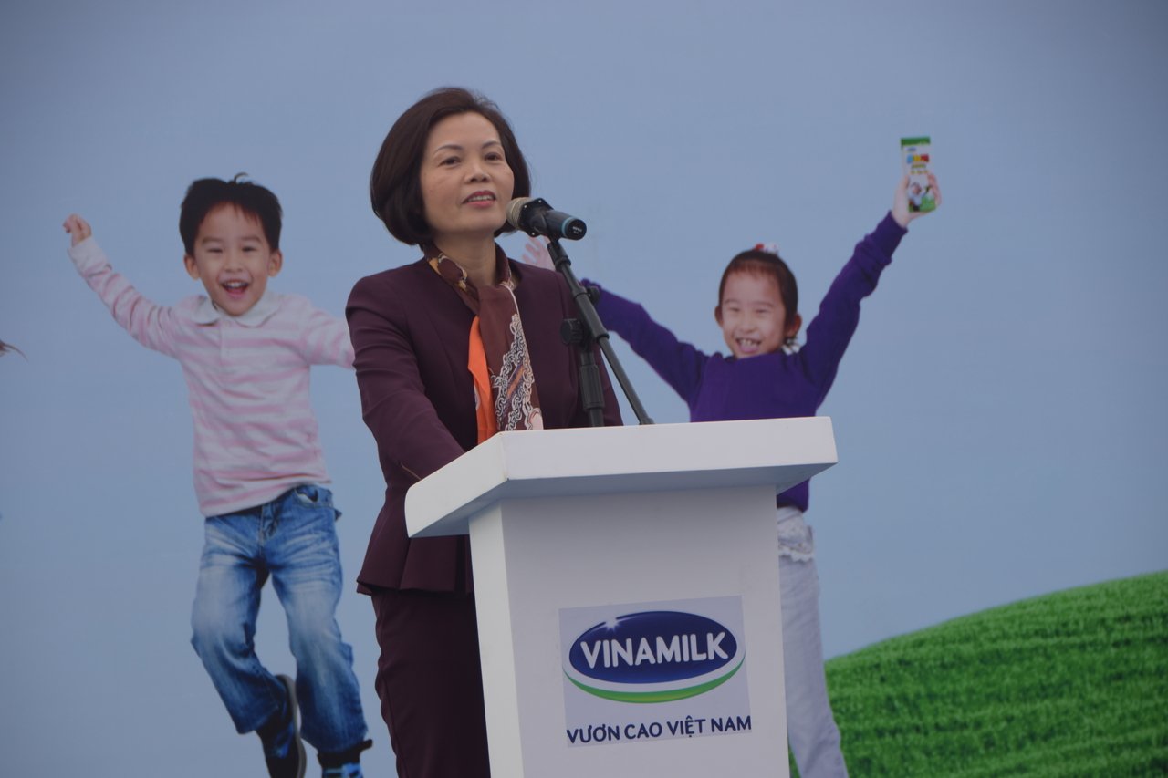 vinamilk-trao-70500-ly-sua-cho-hoc-sinh-hung-yen