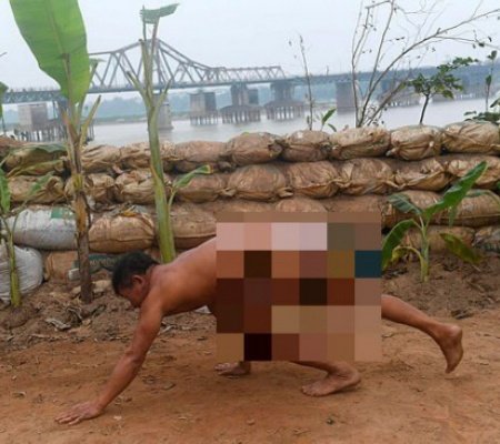 bao-nuoc-ngoai-viet-ve-nguoi-ha-noi-tam-nude-o-bai-song-hong