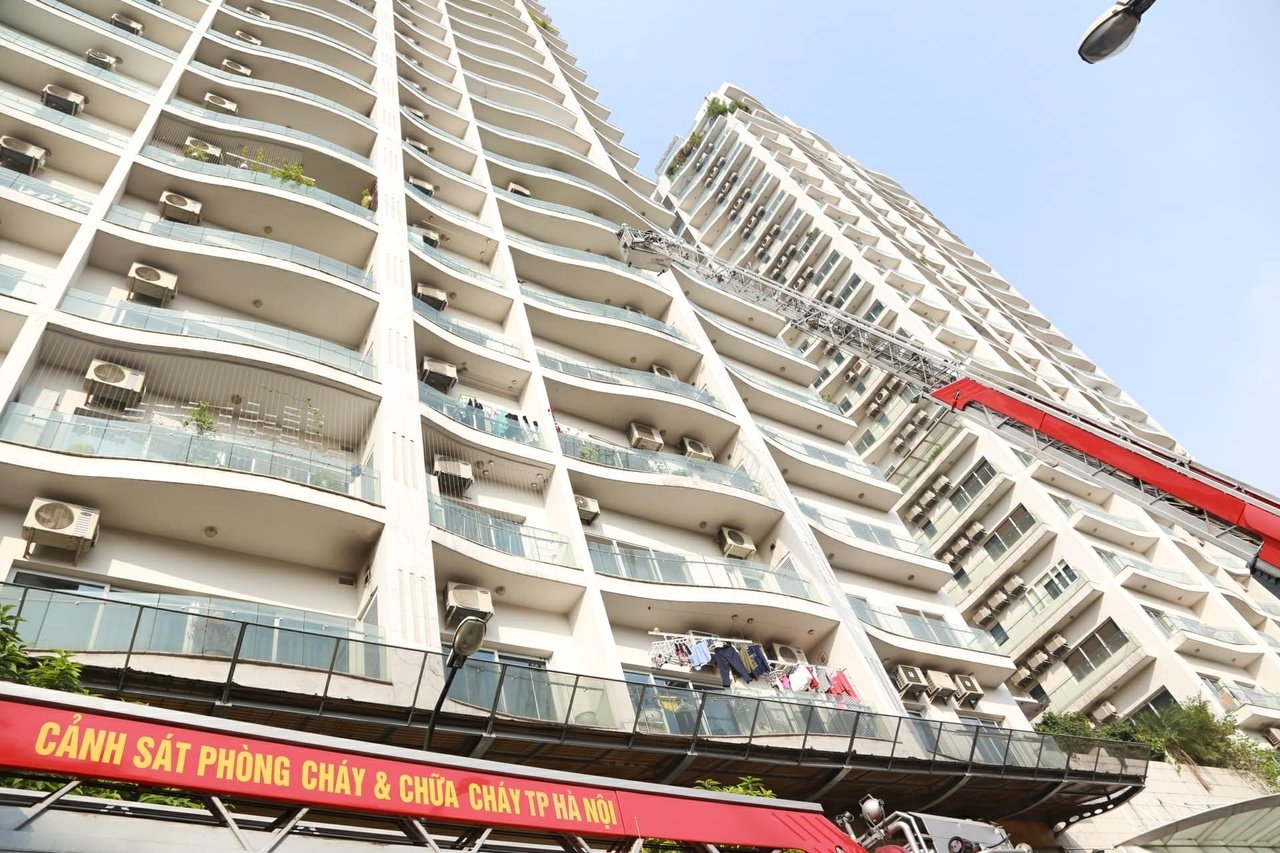 dang-chay-lon-tai-chung-cu-golden-westlake-ha-noi-van-con-nguoi-chua-duoc-dua-xuong