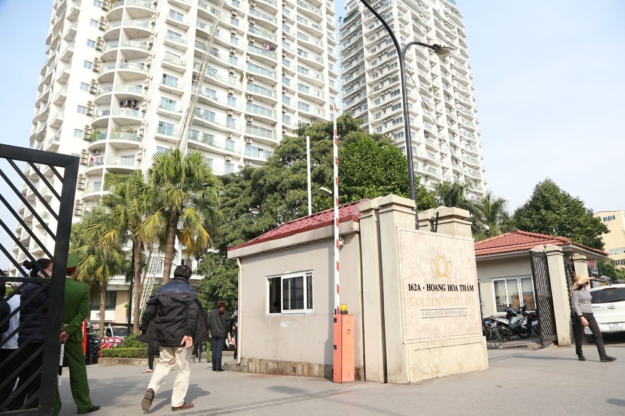 dang-chay-lon-tai-chung-cu-golden-westlake-ha-noi-van-con-nguoi-chua-duoc-dua-xuong