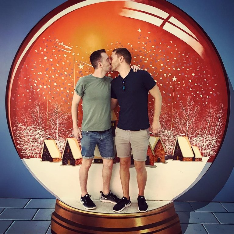 giang-sinh-lgbt-bo-anh-giang-sinh-dep-nhat-tu-nhung-chang-gay-tren-khap-the-gioi