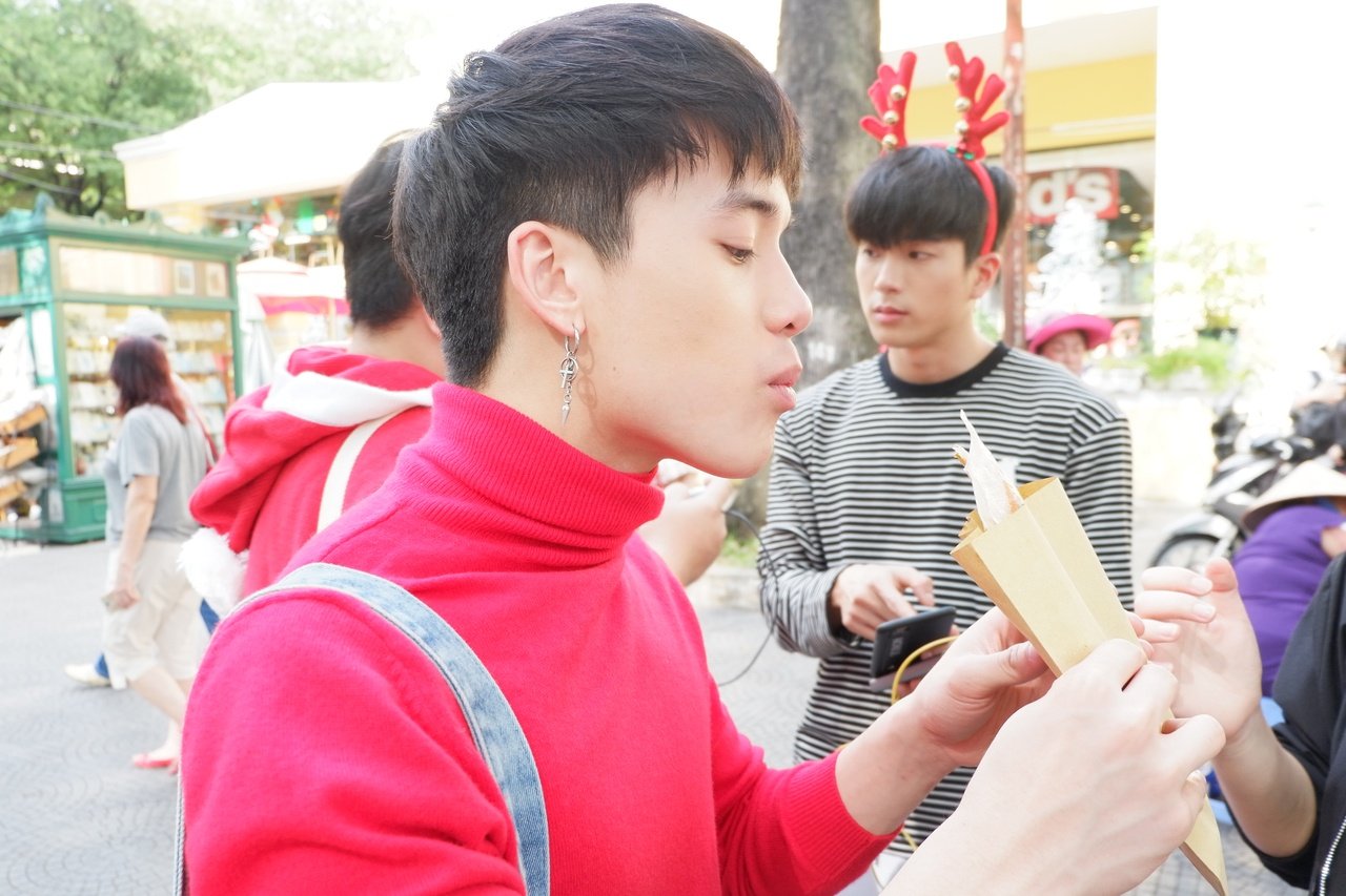 thien-tai-bat-hao-nonkul-james-lan-dau-trai-nghiem-banh-trang-nuong-ca-phe-da