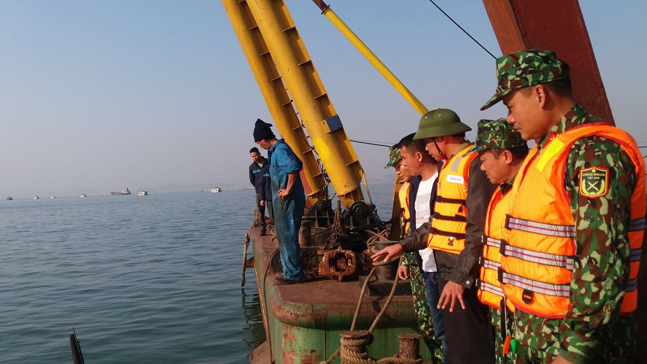 va-cham-voi-xa-lan-tau-du-lich-cho-khach-trung-quoc-bi-chim-tren-vinh-ha-long