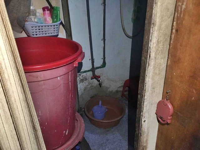 Chuyện khó tin: Che ri đô tắm ở hành lang khu tập thể Hà Nội