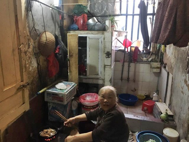 Chuyện khó tin: Che ri đô tắm ở hành lang khu tập thể Hà Nội