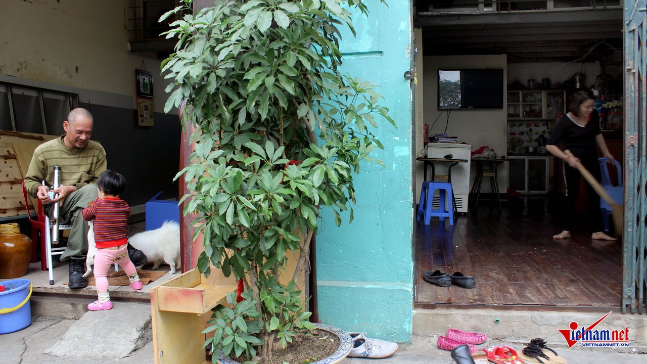 Bỏ chạy trong đêm vì nền nhà sụt lún ở Hà Nội