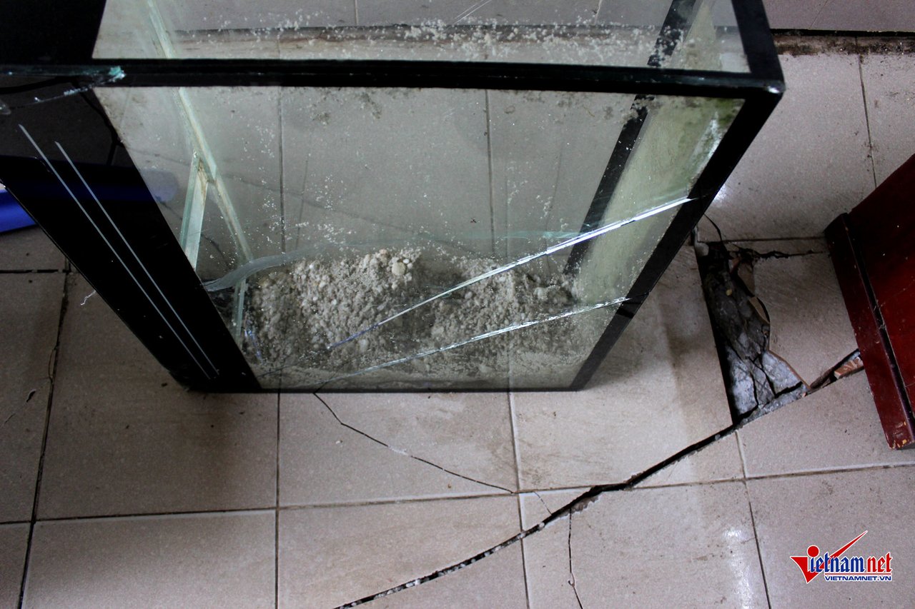 Bỏ chạy trong đêm vì nền nhà sụt lún ở Hà Nội