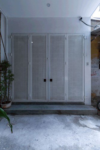 Nằm sâu trong ngõ nhỏ của Thủ đô, ngôi nhà ống vẫn ngập tràn ánh sáng