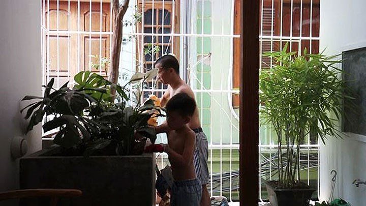 Nằm sâu trong ngõ nhỏ của Thủ đô, ngôi nhà ống vẫn ngập tràn ánh sáng