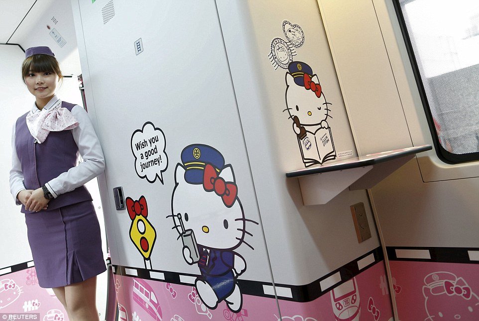 doc-dao-voi-doan-tau-dien-ve-kin-hinh-hello-kitty-tai-dai-loan