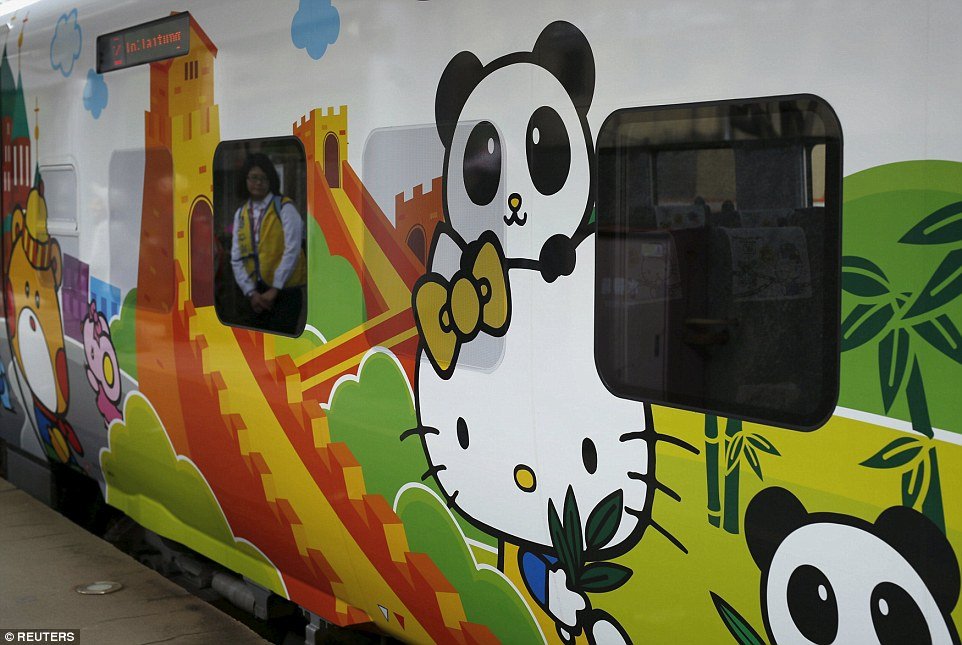 doc-dao-voi-doan-tau-dien-ve-kin-hinh-hello-kitty-tai-dai-loan
