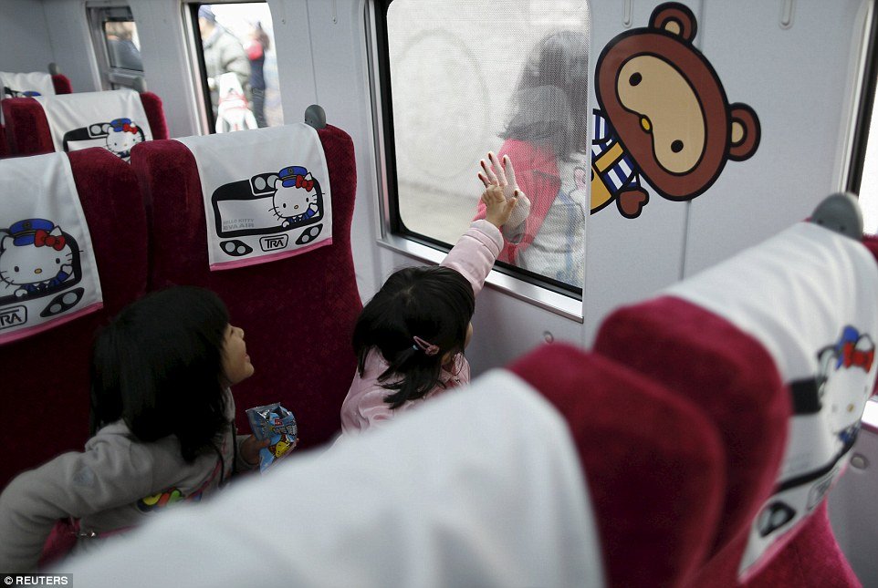doc-dao-voi-doan-tau-dien-ve-kin-hinh-hello-kitty-tai-dai-loan