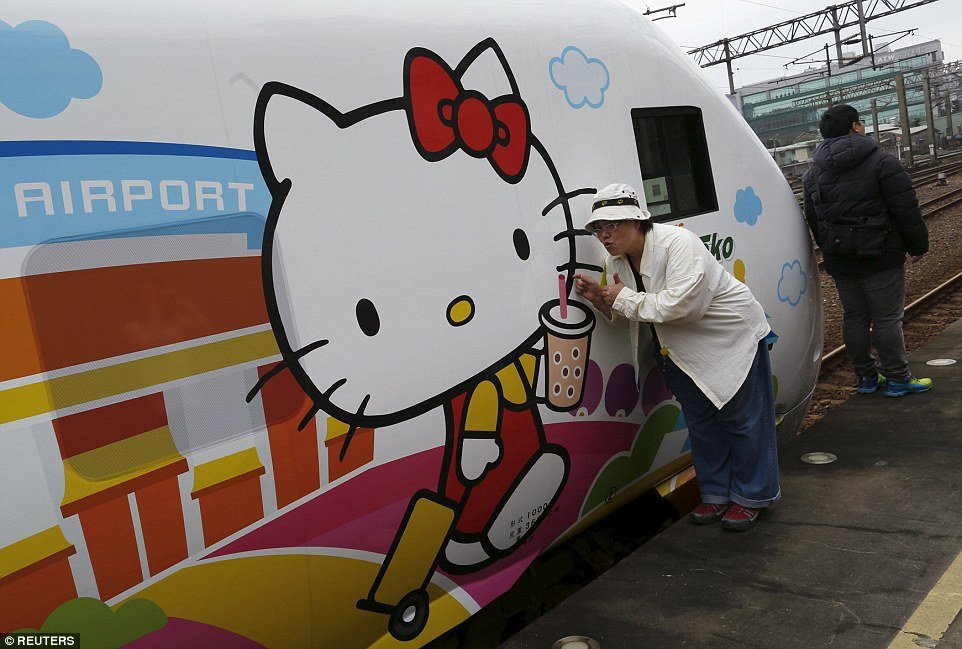 doc-dao-voi-doan-tau-dien-ve-kin-hinh-hello-kitty-tai-dai-loan