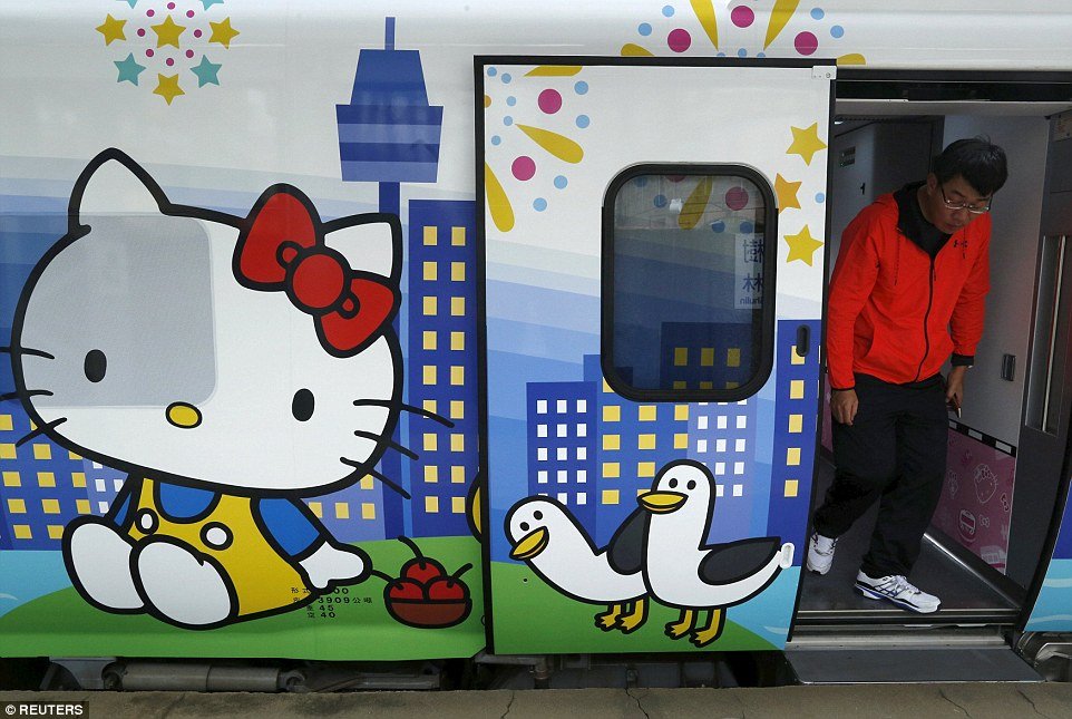 doc-dao-voi-doan-tau-dien-ve-kin-hinh-hello-kitty-tai-dai-loan