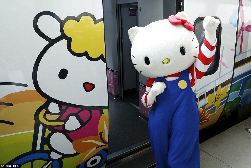 doc-dao-voi-doan-tau-dien-ve-kin-hinh-hello-kitty-tai-dai-loan