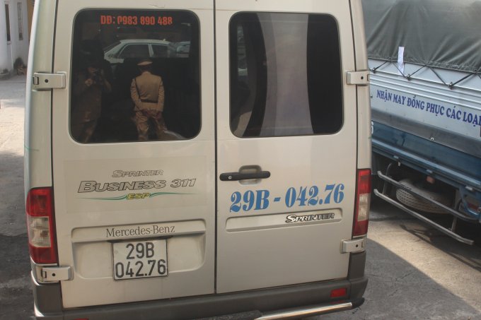 Bắc Giang: CSGT bắt xe khách chở hàng hóa không có nguồn gốc