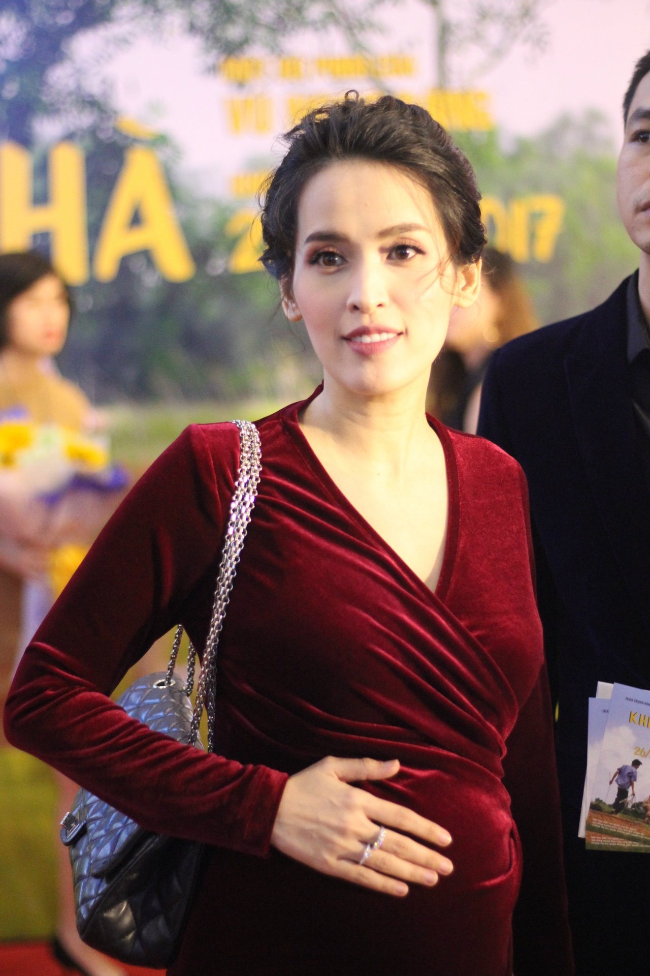 khi-con-la-nha-tu-vi-om-bung-bau-cung-van-anh-rang-ro-xuat-hien-tai-cong-chieu-phim