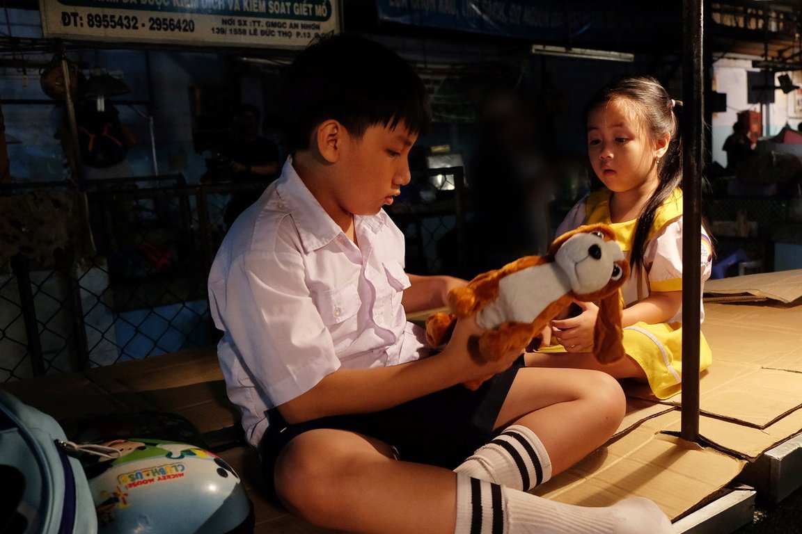 dien-vien-nhi-gia-bao-4-tieng-dong-ho-bay-du-tren-bien-phan-thiet