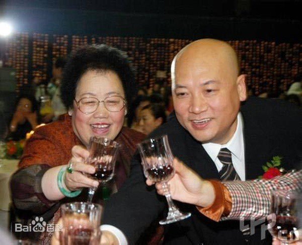 Đường Tăng và vợ tỷ phú già hơn 11 tuổi hạnh phúc suốt 27 năm: Chuyện tình đẹp đến rơi lệ