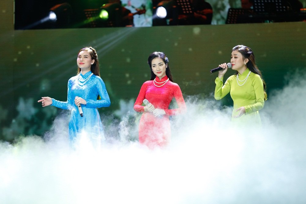 giang-hong-ngoc-dao-ba-loc-quay-het-minh-trong-ngay-dam-cuoi-dau-xuan