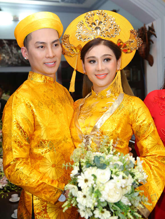 lam-khanh-chi-va-cai-ket-vien-man-voi-chong-dien-trai-kem-8-tuoi
