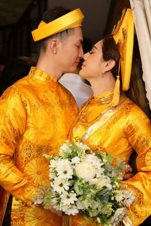 lam-khanh-chi-va-cai-ket-vien-man-voi-chong-dien-trai-kem-8-tuoi