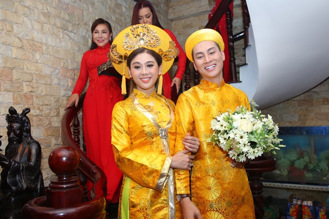 lam-khanh-chi-va-cai-ket-vien-man-voi-chong-dien-trai-kem-8-tuoi
