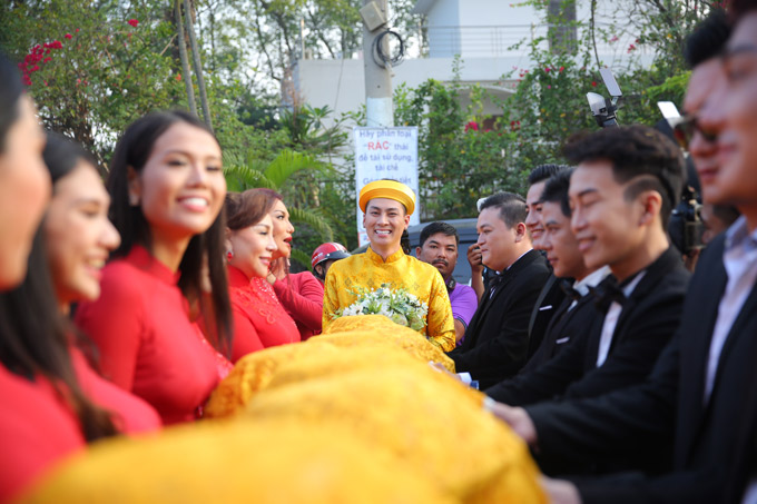 lam-khanh-chi-va-cai-ket-vien-man-voi-chong-dien-trai-kem-8-tuoi