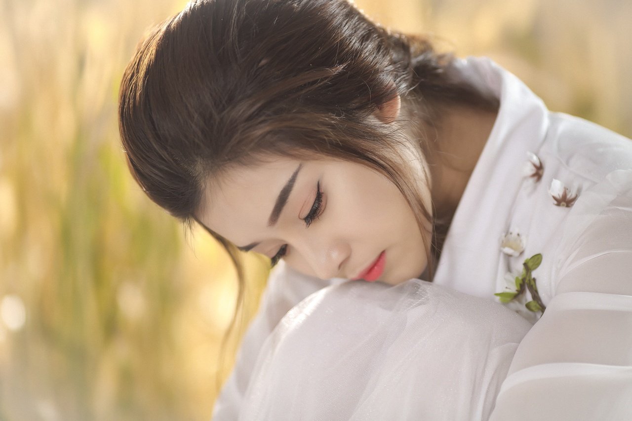 sau-4-thang-vang-bong-hoang-yen-chibi-tro-lai-duong-dua-vpop-bang-mv-dam-mau-co-trang