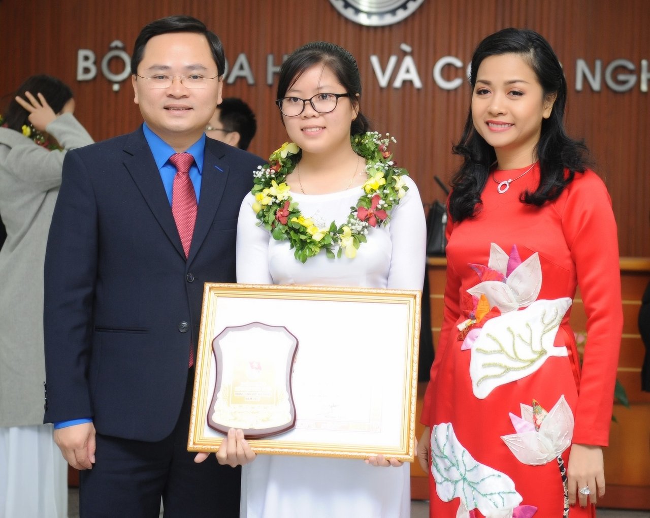 tap-doan-tan-hiep-phat-phat-dong-hanh-cung-giai-thuong-khcn-thanh-nien-qua-cau-vang-nam-2017