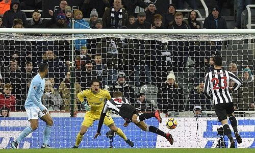 Man City thắng trận thứ 18 liên tiếp, dẫn Man Utd 15 điểm