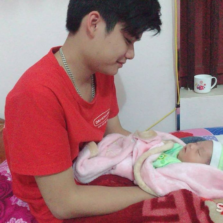 Con gái một tháng tuổi làm phù dâu cho mẹ trong ngày cưới