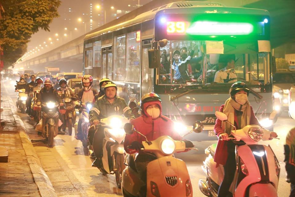 dong-nguoi-hoi-ha-roi-ha-noi-ngay-cuoi-nam