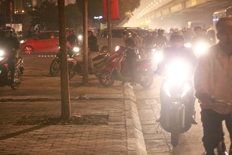 dong-nguoi-hoi-ha-roi-ha-noi-ngay-cuoi-nam