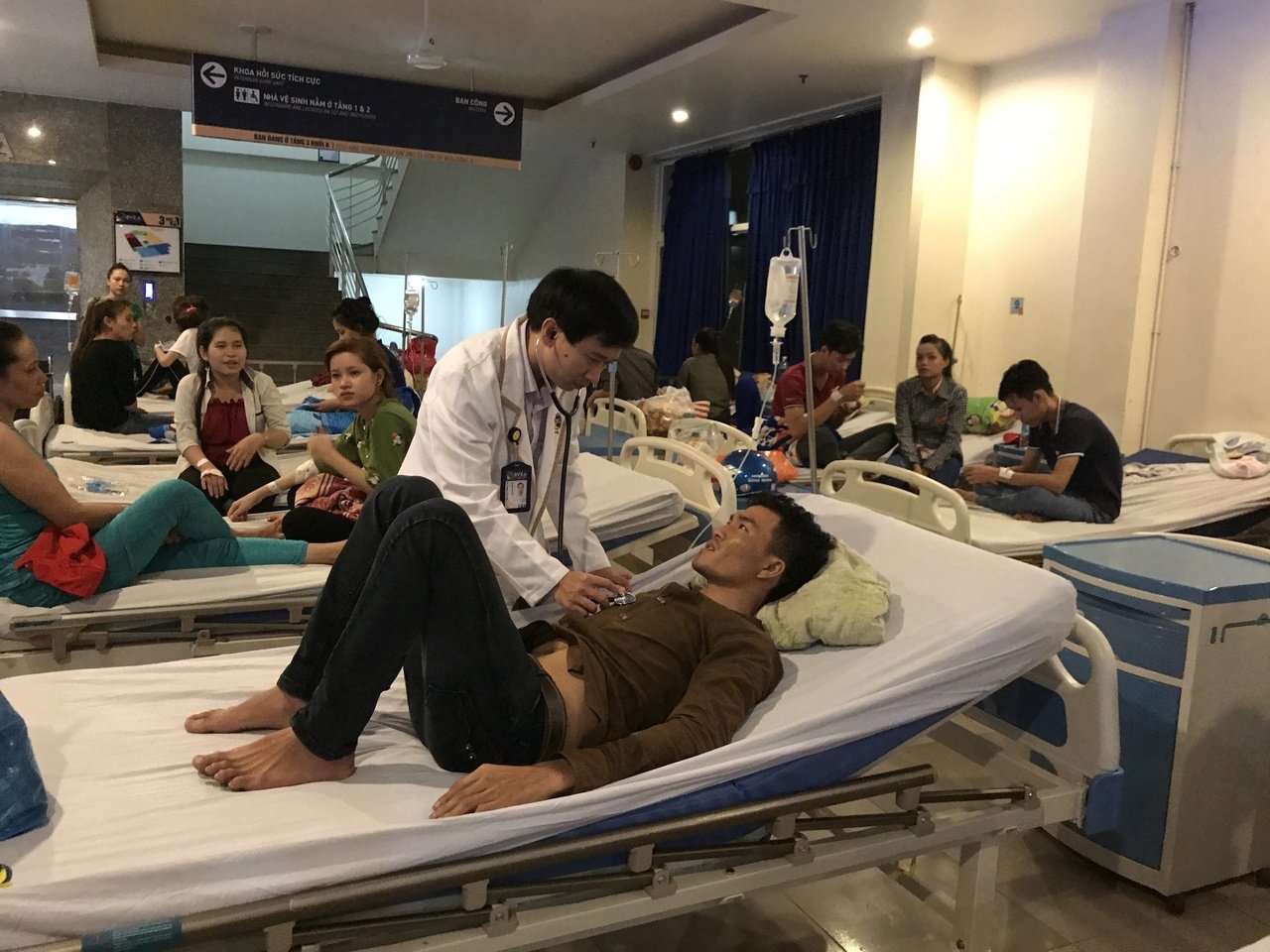 gan-100-cong-nhan-cong-ty-estilo-2-vina-nghi-bi-ngo-doc-thuc-pham-sau-bua-an-toi