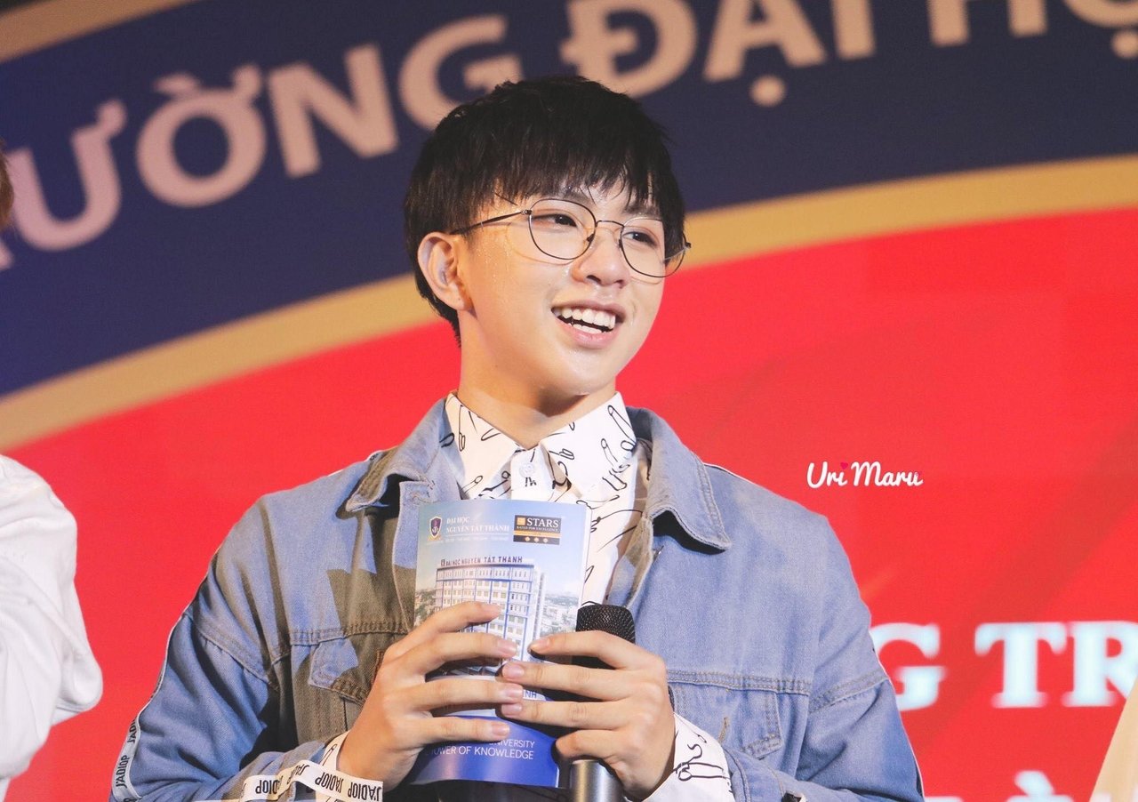 tung-maru-buoc-tien-dai-tu-hotteen-mang-xa-hoi-den-ca-si-nhom-uni5-dinh-dam