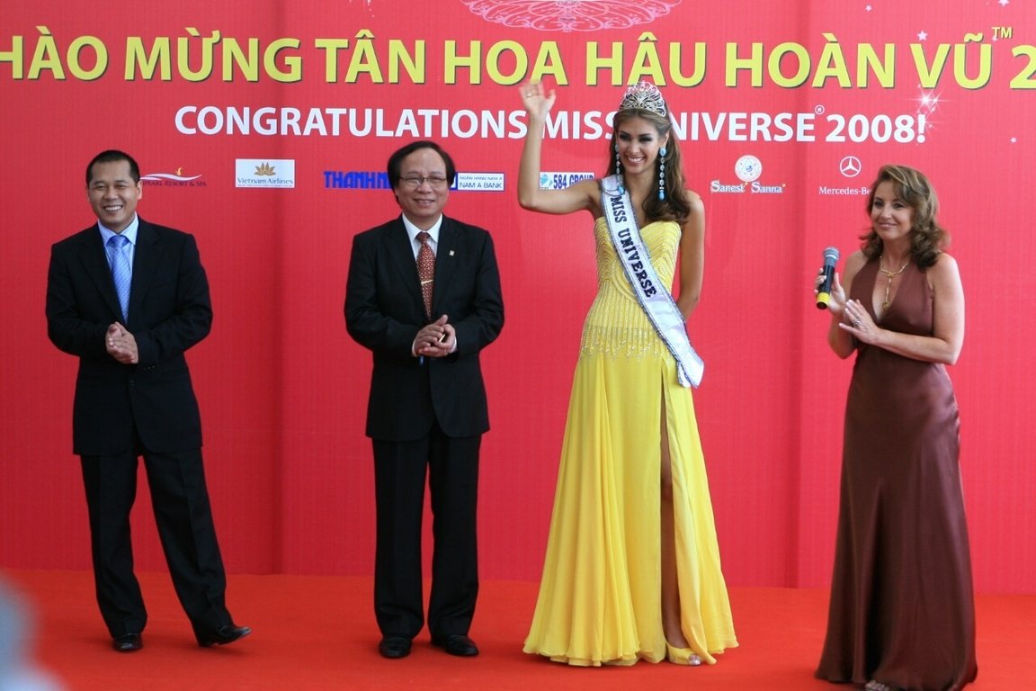 he-lo-dan-nghe-si-bieu-dien-dem-chung-ket-hoa-hau-hoan-vu-viet-nam-2017