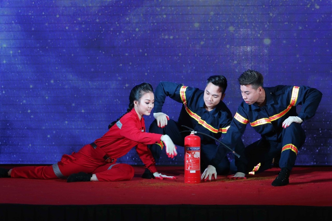 hoa-hau-hoan-vu-viet-nam-xuc-dong-voi-hoat-canh-phong-chay-chua-chay-cua-hoang-hai-thu