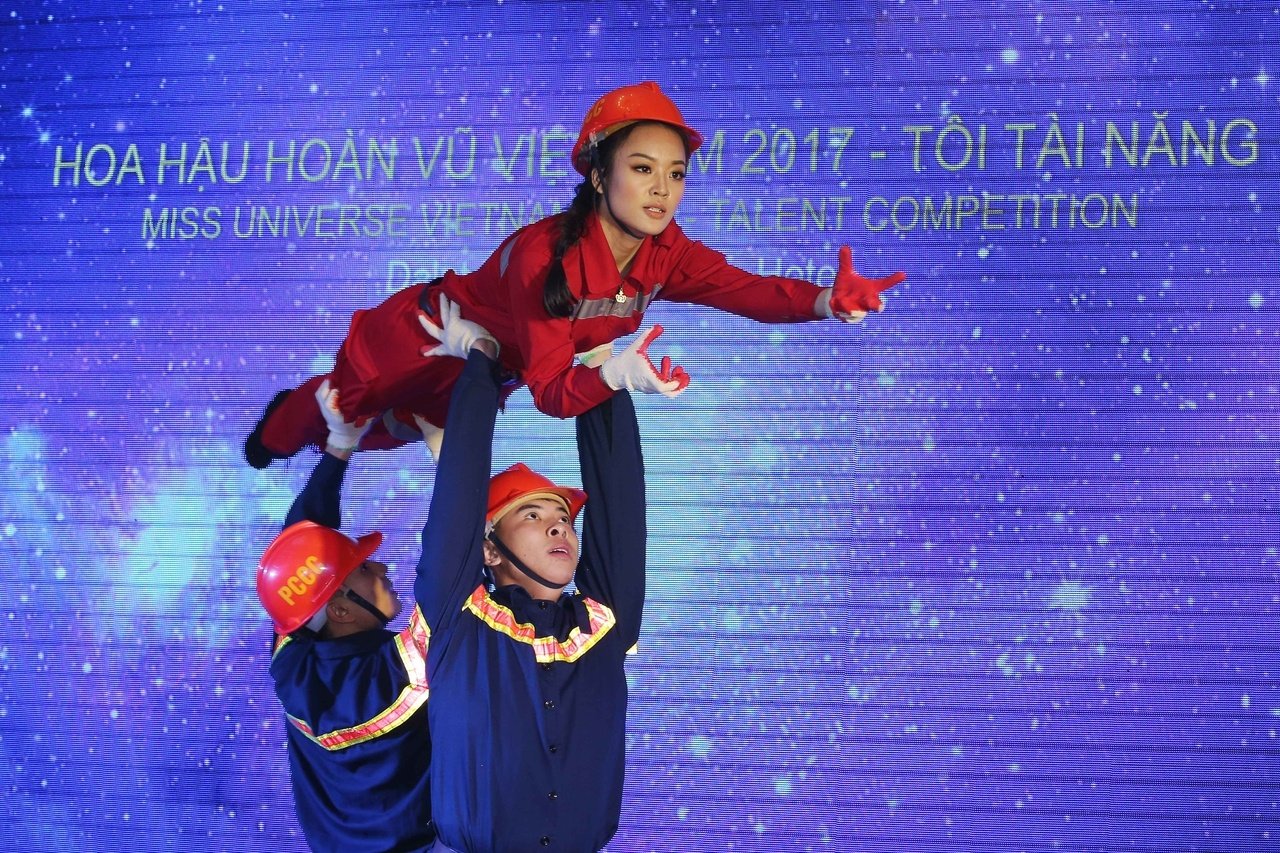 hoa-hau-hoan-vu-viet-nam-xuc-dong-voi-hoat-canh-phong-chay-chua-chay-cua-hoang-hai-thu