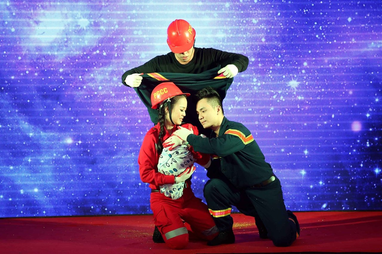 hoa-hau-hoan-vu-viet-nam-xuc-dong-voi-hoat-canh-phong-chay-chua-chay-cua-hoang-hai-thu